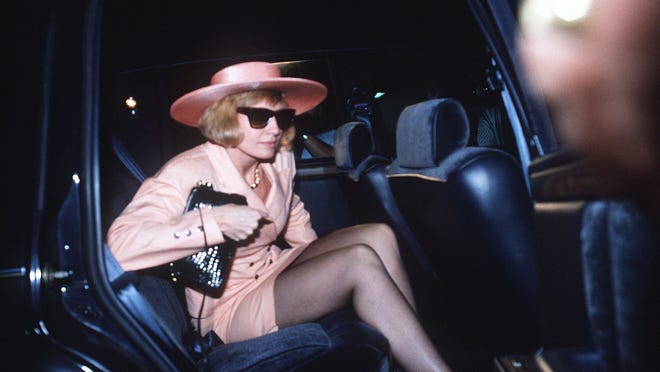 photo of Carolyn Warmus exiting the back seat of a limousine in 1991.